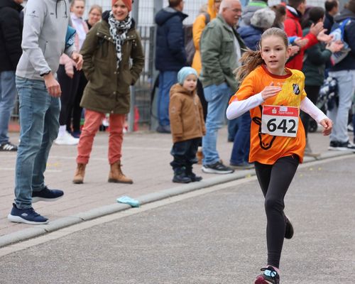 24. Hesselauf: Mehr als 150 Sportler über 5 Kilometer  Robin Habermann mit Superzeit  Wintersportlerin Clara Weisser überragend  124 Schüler laufen 800 Meter