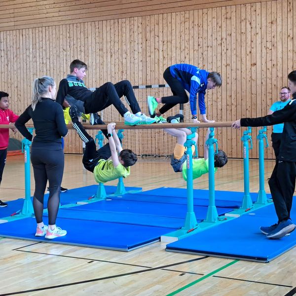 Vielseitiges Training auf dem Barren ...