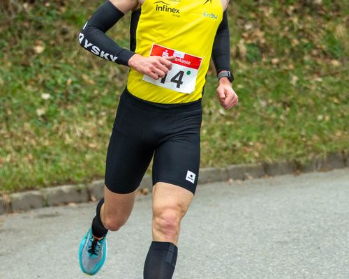 Favoritensiege beim 23. Calwer Hermann Hesselauf Jens Mergenthaler und Hanna Klein verbessern die Streckenrekorde 456 Teilneher im Hauptlauf im Ziel