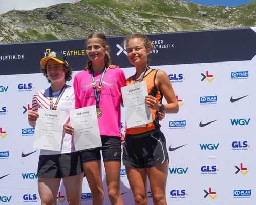 Siegerehrung der Frauen in Oberstdorf.