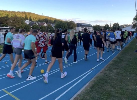 Gelungene Premiere: Herbstlauf unter Flutlicht begeistert 130 Läuferinnen und Läufer
