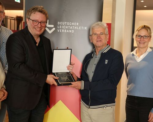 DLV-Ehrenschild für Ewald Walker