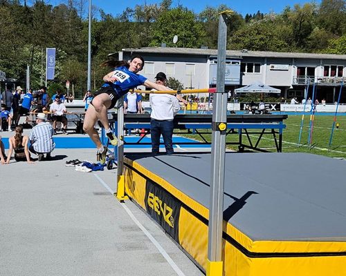Teilnehmerrekord, sportliche Glanzleistungen und 700 Rote Würste: Gelungene Bahneröffnung der Leichtathleten vom VfL Nagold  Nagold.
