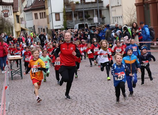 24. Hesselauf: Mehr als 150 Sportler über 5 Kilometer  Robin Habermann mit Superzeit  Wintersportlerin Clara Weisser überragend  124 Schüler laufen 800 Meter