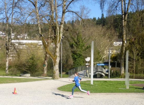 13. Bad Liebenzeller Firmenlauf: Paul Schmidgewinnt die 5 Kilometer Die Meile wird immer beliebter 130 Schüler laufen 800 Meter