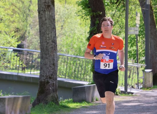 Schülerläufe und Landkreislauf in Bad Liebenzell: Die Veranstaltung hät-te mehr Staffelteilnehmer verdient - 144 Schüler laufen 800 Meter