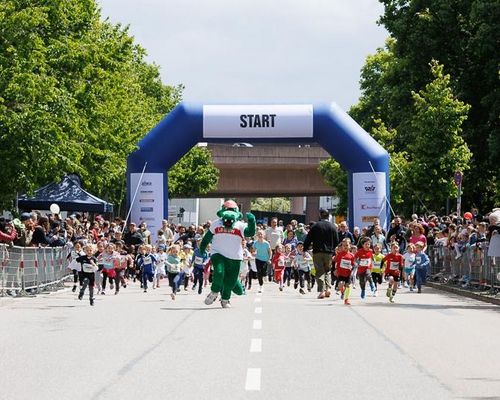 Über 16.500 Läuferinnen und Läufer feiern den 33. Stuttgart-Lauf bei bestem Laufwetter