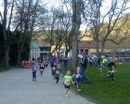 13. Bad Liebenzeller Firmenlauf: Paul Schmidgewinnt die 5 Kilometer Die Meile wird immer beliebter 130 Schüler laufen 800 Meter