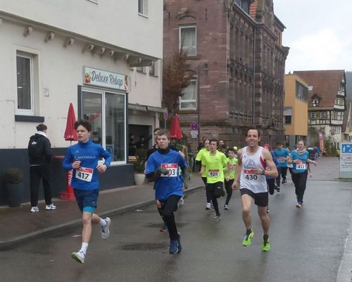 22. Hesselauf Calw: Paul Schmid läuft über 5 Kilometer dem Feld davon  Mehr als 200 Schüler belaufen die Badstraße