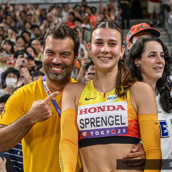 Sandrina Sprengel (LG Steinlach-Zollern) strahlt mit Florian Bauder über ihre Leistung beim Siebenkampf.