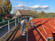 Moosbeseitigungsaktion im Stadion des TSV Haiterbach